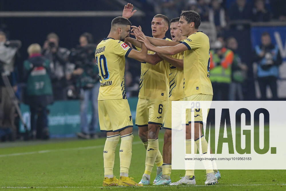 Die Mannschaft von Hoffenheim Jubel Freude Emotion Torjubel Torschuetze Torschütze Munas Dabbuhr ( 10, TSG Hoffenheim) zum 0:2 14.10.2022 ¢ Fussball, 1. Bundesliga, FC Schalke 04 vs TSG Hoffenheim, Veltins-Arena, Gelsenkirchen, NRW Germany