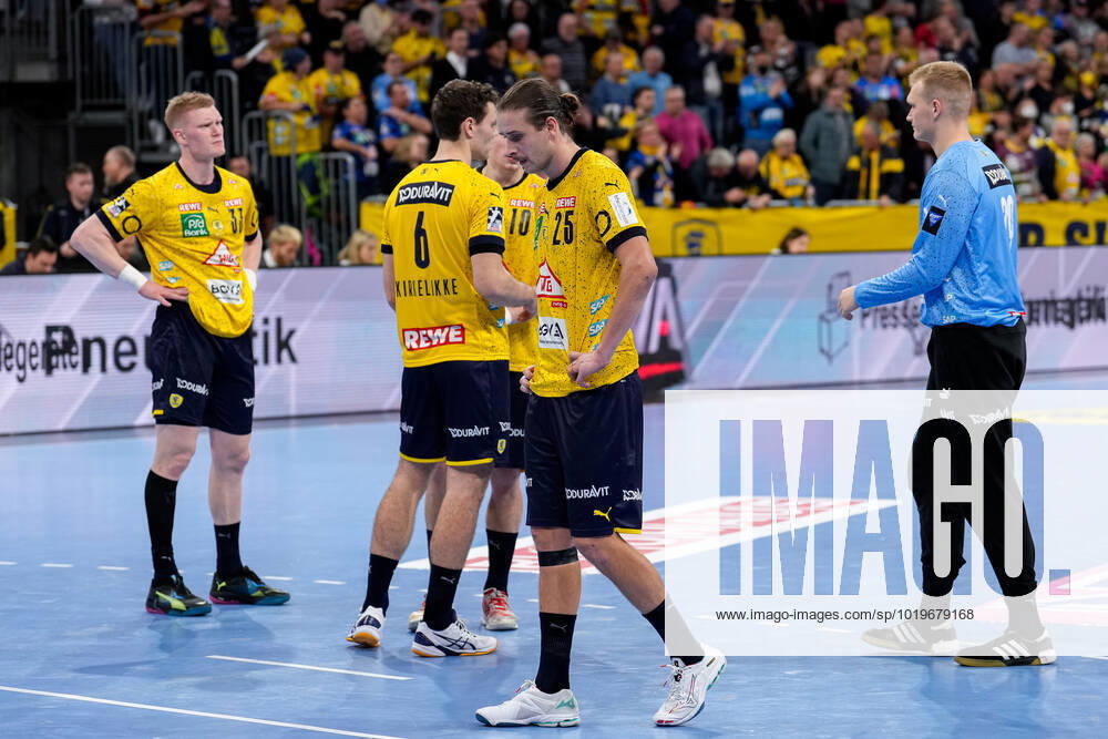 Spieler der Rhein-Neckar-Löwen, enttäuscht über die Niederlage, Enttäuschung nach dem Schlusspfiff, Highlight, Verlierer, verloren, Frustration, disappointed, pessimistisch, 24.11.2022, Mannheim (Deutschland), Handball, Bundesliga, Rhein-Neckar Löwen - Füchse Berlin