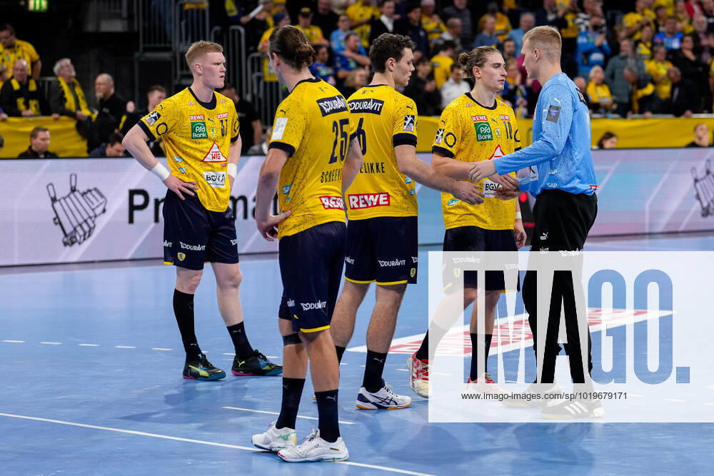 Spieler der Rhein-Neckar-Löwen, enttäuscht über die Niederlage, Enttäuschung nach dem Schlusspfiff, Highlight, Verlierer, verloren, Frustration, disappointed, pessimistisch, 24.11.2022, Mannheim (Deutschland), Handball, Bundesliga, Rhein-Neckar Löwen - Füchse Berlin