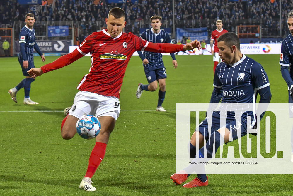 Strafraumszene Torchance von Maximilian Eggestein ( 8, SC Freiburg) Danilo Soares ( 3, VfL Bochum) (re.) 27.11.2021 ¢ Fussball, 2. Bundesliga, VfL Bochum vs SC Freiburg, Vonovia Ruhrstadion, Bochum, NRW Germany