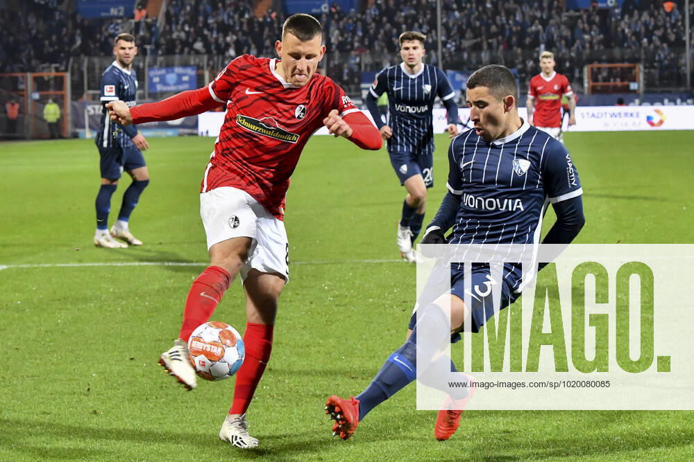 Strafraumszene Torchance von Maximilian Eggestein ( 8, SC Freiburg) Danilo Soares ( 3, VfL Bochum) (re.) 27.11.2021 ¢ Fussball, 2. Bundesliga, VfL Bochum vs SC Freiburg, Vonovia Ruhrstadion, Bochum, NRW Germany