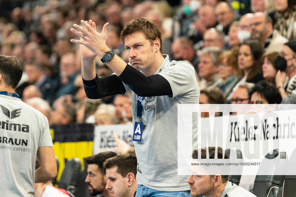 Carsten Lichtlein (MT Melsungen Torwarttrainer) mit Applaus fuer Adam Morawski (MT Melsungen 1) THW Kiel vs. MT Melsungen, Handball, Bundesliga, Spieltag 16, Saison 2022 2023, 11.12.2022 -Pressefoto Marcel von Fehrn THW Kiel vs. MT Melsungen, Handball, Bundesliga, Spieltag 16, Saison 2022 2023, 11.12.2022 Kiel