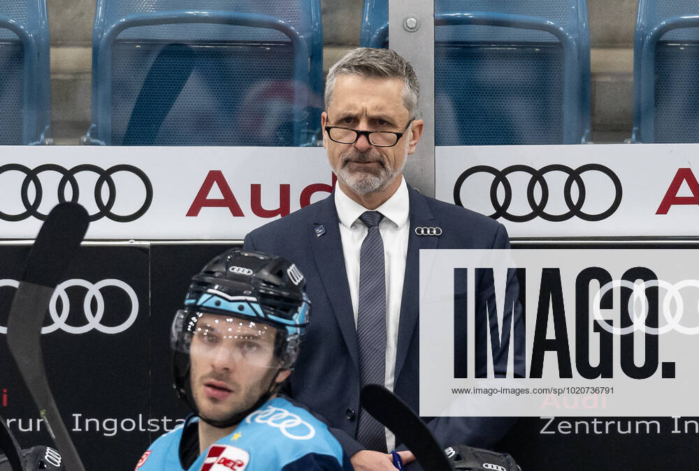 Mark French (Chef-Trainer, ERC Ingolstadt Panther) auf der Ingolstaedter Bank. ERC Ingolstadt gegen Schwenninger Wild Wings, Eishockey, DEL, 33. Spieltag, Saison 2022 2023, 21.12.2022. ERC Ingolstadt gegen Schwenninger Wild Wings, Eishockey, DEL, 33. Spieltag, Saison 2022 2023, 21.12.2022 Ingolstadt