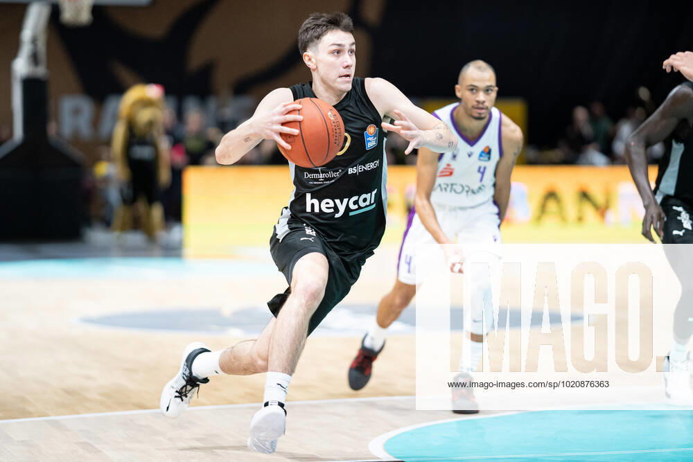 Gian Aydinoglu (Nr. 0 Basketball Loewen Braunschweig) gegen Geno Crandall (Nr. 4 BG Goettingen) GER, Basketball Loewen Braunschweig gegen BG Goettingen, Basketball, easy credit BBL, Spielzeit 2022 23, 26.12.2022 GER, Basketball Loewen Braunschweig gegen BG Goettingen, Basketball, easy credit BBL, Spielzeit 2022 23, 26.12.2022 Braunschweig