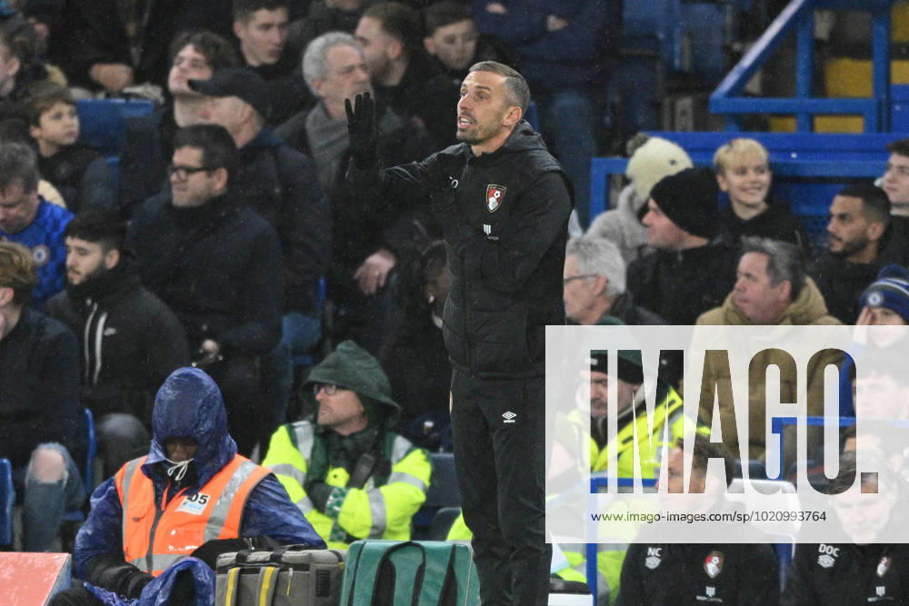 Chelsea v Bournemouth Premier League 27 12 2022. AFC Bournemouth manager Gary O Neil (m) in the technical area during the Premier League match between Chelsea and Bournemouth at Stamford Bridge, London, England on 27 December 2022. London Stamford Bridge Greater London England Editorial use only DataCo restrictions apply See www.football-dataco.com ,