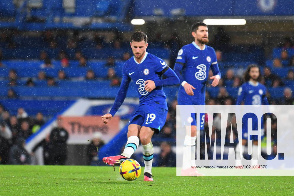 Chelsea v Bournemouth Premier League 27 12 2022. Chelsea midfielder Mason Mount (19) plays a pass during the Premier League match between Chelsea and Bournemouth at Stamford Bridge, London, England on 27 December 2022. London Stamford Bridge Greater London England Editorial use only DataCo restrictions apply See www.football-dataco.com ,
