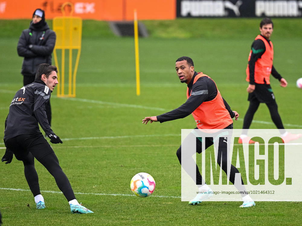 Florian Neuhaus (Borussia Moenchengladbach, 32), Alassane Plea (Borussia Moenchengladbach, 14) und Jonas Hofmann (Borussia Moenchengladbach, 23). Borussia Moenchengladbach, Fussball, 1. Bundesliga, Training, Saison 2022 2023, 04.01.2023 Borussia Moenchengladbach, Fussball, 1. Bundesliga, Training, Saison 2022 2023, 04.01.2023 Moenchengladbach
