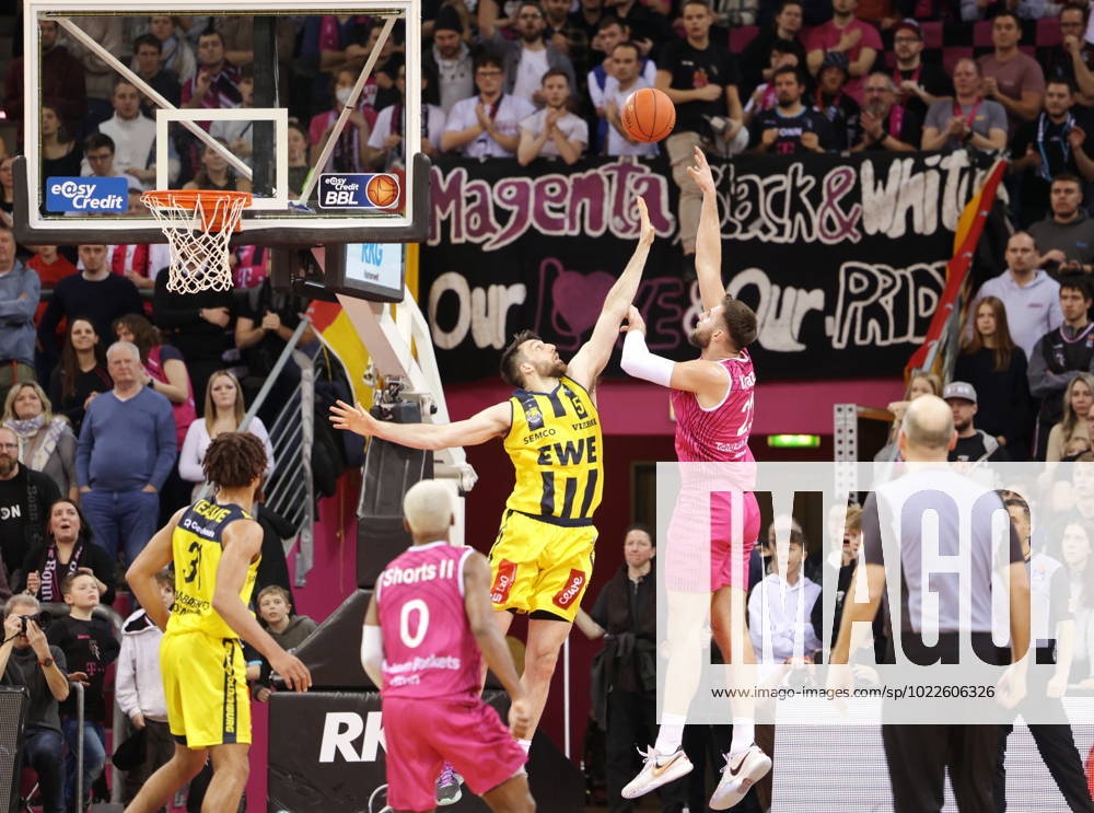 Leon Kratzer Telekom Baskets Bonn vs. Owen Klassen EWE Baskets Oldenburg Foto: Jörn Wolter