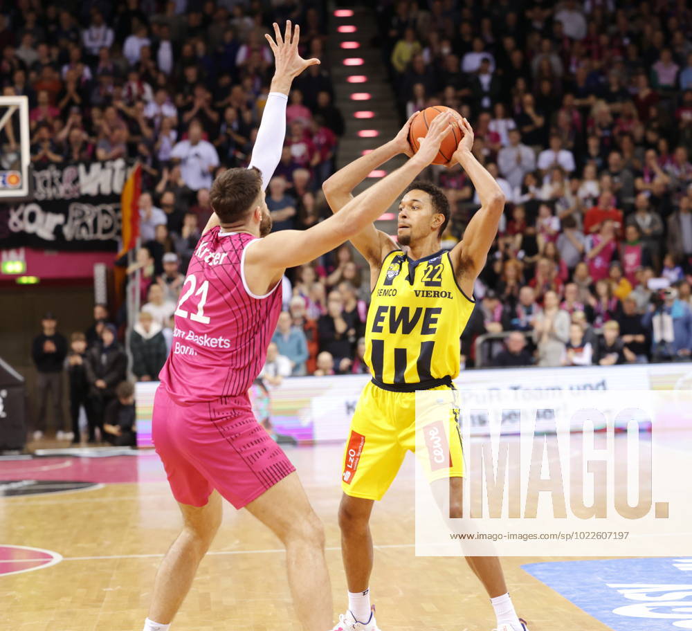 Leon Kratzer Telekom Baskets Bonn vs. T. J. Holyfield EWE Baskets Oldenburg Foto: Jörn Wolter