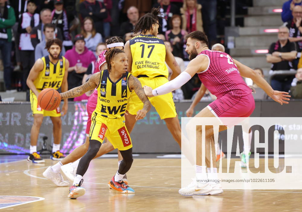 Leon Kratzer Telekom Baskets Bonn vs. DeWayne Russell EWE Baskets Oldenburg Foto: Jörn Wolter