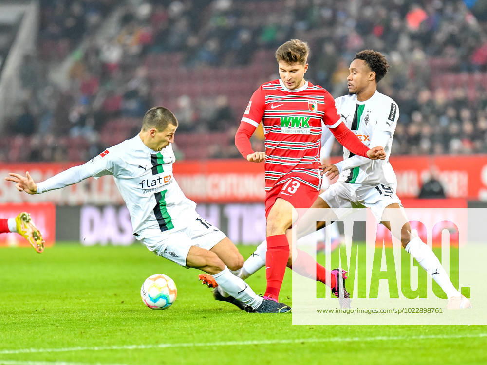 In Aktion beim Bundesligaspiel FC Augsburg - Borussia Mönchengladbach am 25.01.2022 Augsburg WWK Arena Bayern Deutschland