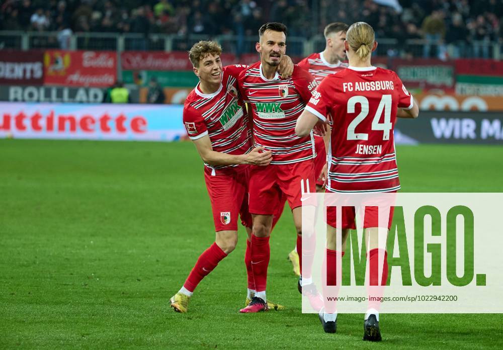Torjubel, jubelt nach seinem Treffer zum 1:0 von Mergim Berisha (FC Augsburg) 2.v.l., Arne Engels (FC Augsburg) li. und Fredrik Jensen (FC Augsburg), FC Augsburg vs. Borussia Moenchengladbach, Fussball, 1. Bundesliga, 17. Spieltag, 25.01.2023 DFB regulations prohibit any use of photographs as image sequences and or quasi-video Augsburg Bayern Deutschland