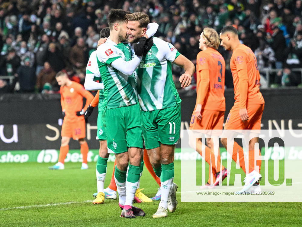 Niklas Fuellkrug (SV Werder Bremen, 11), der das Tor zum 2:0 schoss, wird von Ilja Gruev (SV Werder Bremen, 28) umarmt. Die Wolfsburger dahinter lassen schon etwas die Koepfe haengen. SV Werder Bremen vs. VfL Wolfsburg, Fussball, Bundesliga, 18. Spieltag, Saison 2022 2023, 28.01.2023 DFB DFL Regulations prohibit any use of Photographs as image sequences and or quasi-video SV Werder Bremen vs. VfL Wolfsburg, Fussball, Bundesliga, 18. Spieltag, Saison 2022 2023, 28.01.2023 Bremen