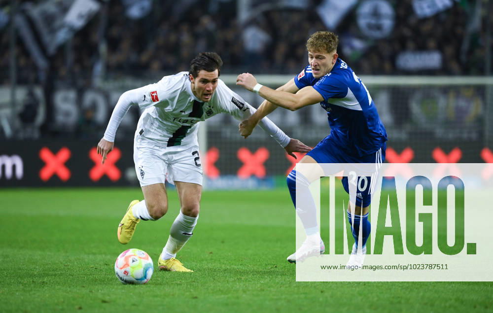 Florian Neuhaus (Borussia Moenchengladbach), li., gegen Tim Skarke (FC Schalke 04) 04.02.2023, Fussball GER, Saison 2022 2023, 1. Bundesliga, 19. Spieltag, Borussia Mönchengladbach - FC Schalke 04 Moenchengladbach Borussia Park Nordrhein Westfalen Deutschland