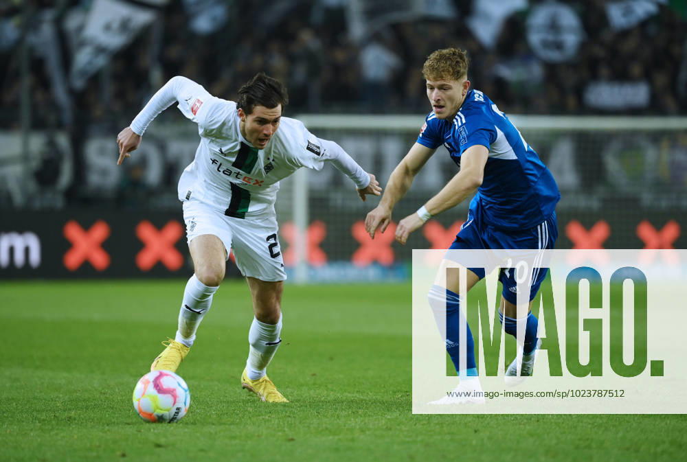 Florian Neuhaus (Borussia Moenchengladbach), li., gegen Tim Skarke (FC Schalke 04) 04.02.2023, Fussball GER, Saison 2022 2023, 1. Bundesliga, 19. Spieltag, Borussia Mönchengladbach - FC Schalke 04 Moenchengladbach Borussia Park Nordrhein Westfalen Deutschland
