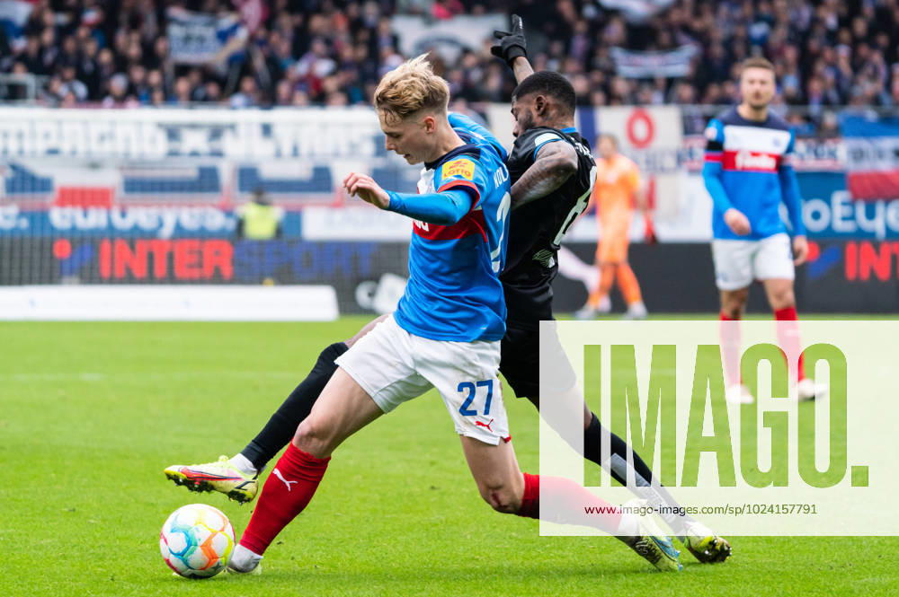 Moritz-Broni Kwarteng (1. FC Magdeburg 8) foult Finn Porath (Holstein Kiel 27) Holstein Kiel vs. 1. FC Magdeburg, Fussball, 2. Bundesliga, Spieltag 20, Saison 2022 23, 11.02.2023 DFL REGULATIONS PROHIBIT ANY USE OF PHOTOGRAPHS AS IMAGE SEQUENCES AND OR QUASI-VIDEO -Pressefoto Marcel von Fehrn Holstein Kiel vs. 1. FC Magdeburg, Fussball, 2. Bundesliga, Spieltag 20, Saison 2022 23, 11.02.2023 Kiel