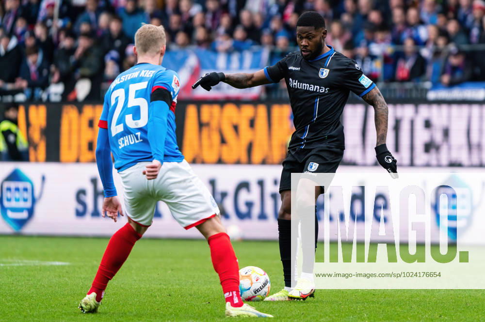 Moritz-Broni Kwarteng (1. FC Magdeburg 8) gegen Marvin Schulz (Holstein Kiel 25) Holstein Kiel vs. 1. FC Magdeburg, Fussball, 2. Bundesliga, Spieltag 20, Saison 2022 23, 11.02.2023 DFL REGULATIONS PROHIBIT ANY USE OF PHOTOGRAPHS AS IMAGE SEQUENCES AND OR QUASI-VIDEO -Pressefoto Marcel von Fehrn Holstein Kiel vs. 1. FC Magdeburg, Fussball, 2. Bundesliga, Spieltag 20, Saison 2022 23, 11.02.2023 Kiel