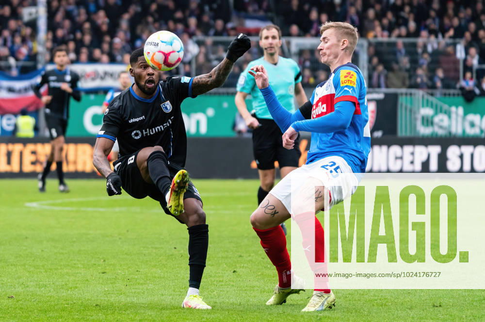 Moritz-Broni Kwarteng (1. FC Magdeburg 8) gegen Marvin Schulz (Holstein Kiel 25) Holstein Kiel vs. 1. FC Magdeburg, Fussball, 2. Bundesliga, Spieltag 20, Saison 2022 23, 11.02.2023 DFL REGULATIONS PROHIBIT ANY USE OF PHOTOGRAPHS AS IMAGE SEQUENCES AND OR QUASI-VIDEO -Pressefoto Marcel von Fehrn Holstein Kiel vs. 1. FC Magdeburg, Fussball, 2. Bundesliga, Spieltag 20, Saison 2022 23, 11.02.2023 Kiel