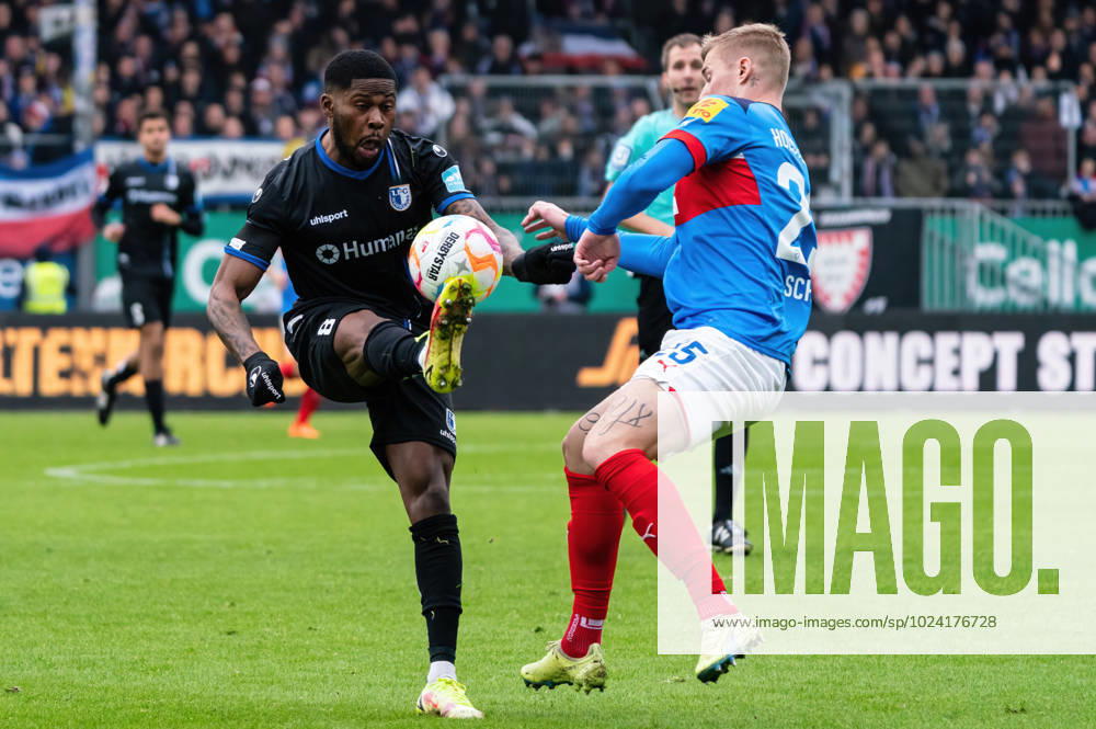 Moritz-Broni Kwarteng (1. FC Magdeburg 8) gegen Marvin Schulz (Holstein Kiel 25) Holstein Kiel vs. 1. FC Magdeburg, Fussball, 2. Bundesliga, Spieltag 20, Saison 2022 23, 11.02.2023 DFL REGULATIONS PROHIBIT ANY USE OF PHOTOGRAPHS AS IMAGE SEQUENCES AND OR QUASI-VIDEO -Pressefoto Marcel von Fehrn Holstein Kiel vs. 1. FC Magdeburg, Fussball, 2. Bundesliga, Spieltag 20, Saison 2022 23, 11.02.2023 Kiel