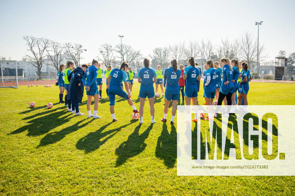 Players and staff of the Norwegian women s national football team gather in a circle during a training session on February 14, 2023 in Angers. Photo: Vegard Grott BILDBYRAN kod VG VG0393 bbeng fotboll football soccer fotball träning practice training trening norge norway women dam