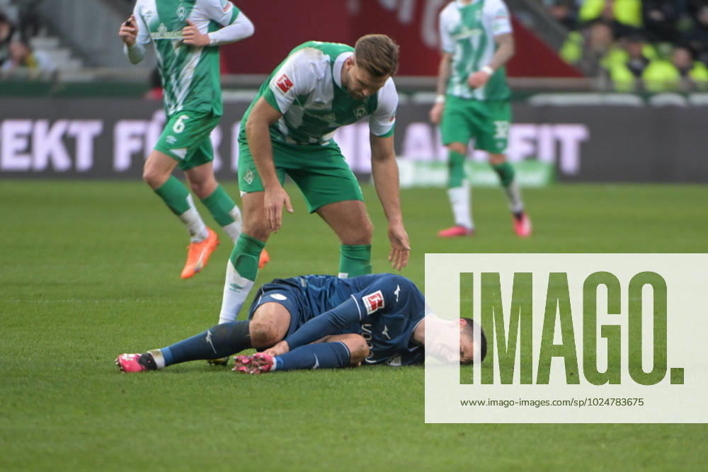 Niklas Fuellkrug (SV Werder Bremen 11) schaut nach dem verletzten Keven Schlotterbeck (VFL Bochum 31),SV Werder Bremen - VFL Bochum, Fussball, Bundesliga, DFL, 25.02.2023 DFB regulations prohibit any use of photographs as image sequences and or quasi-video Bremen Bremen Deutschland