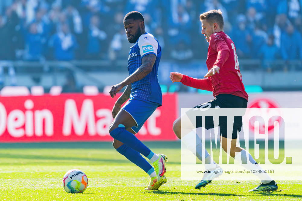 Moritz-Broni Kwarteng (1. FC Magdeburg 8) gegen Leo Weinkauf (Hannover 96, 30) Hannover 96 vs. 1. FC Magdeburg, Fussball, 2. Bundesliga, Spieltag 22, Saison 2022 23, 26.02.2023 DFL REGULATIONS PROHIBIT ANY USE OF PHOTOGRAPHS AS IMAGE SEQUENCES AND OR QUASI-VIDEO -Pressefoto Marcel von Fehrn Hannover 96 vs. 1. FC Magdeburg, Fussball, 2. Bundesliga, Spieltag 22, Saison 2022 23, 26.02.2023 Hannover