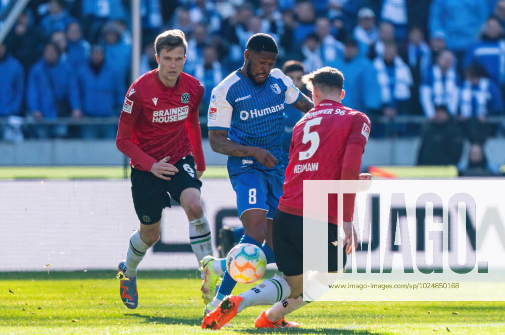 Moritz-Broni Kwarteng (1. FC Magdeburg 8) gegen Phil Neumann (Hannover 96, 05) Hannover 96 vs. 1. FC Magdeburg, Fussball, 2. Bundesliga, Spieltag 22, Saison 2022 23, 26.02.2023 DFL REGULATIONS PROHIBIT ANY USE OF PHOTOGRAPHS AS IMAGE SEQUENCES AND OR QUASI-VIDEO -Pressefoto Marcel von Fehrn Hannover 96 vs. 1. FC Magdeburg, Fussball, 2. Bundesliga, Spieltag 22, Saison 2022 23, 26.02.2023 Hannover