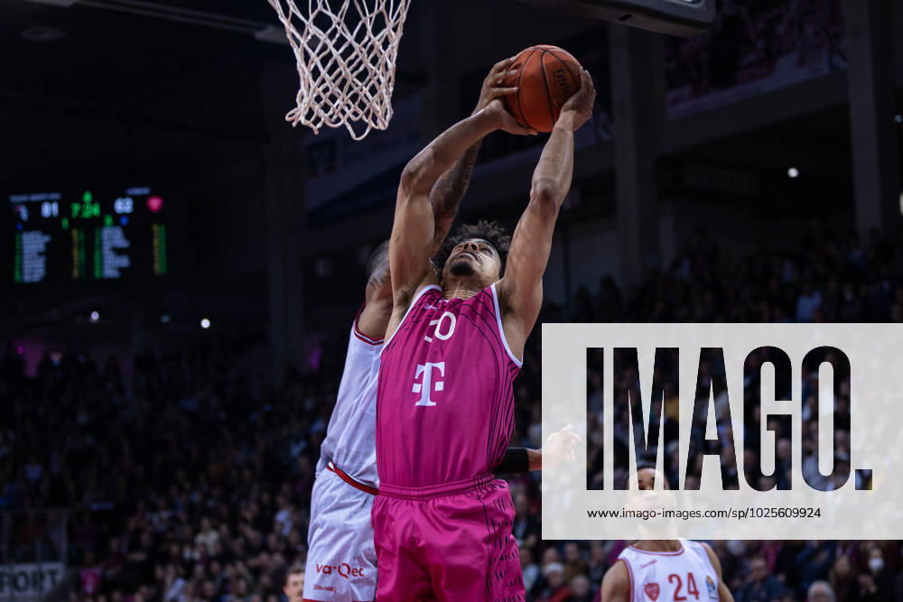 EasyCredit Basketball Bundesliga, Telekom Baskets Bonn vs. Würzburg Baskets, 11.03.2023 Dayon Griffin (Würzburg Baskets 2) blockt Collin MALCOLM (Telekom Baskets Bonn 10)