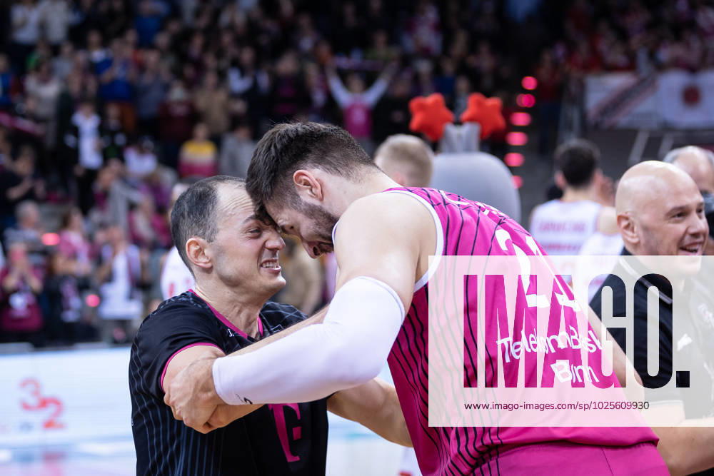 EasyCredit Basketball Bundesliga, Telekom Baskets Bonn vs. Würzburg Baskets, 11.03.2023 Karsten TADDA (Telekom Baskets Bonn 9) und Leon KRATZER (Telekom Baskets Bonn 21) feiern