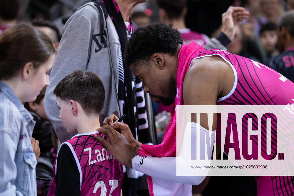 EasyCredit Basketball Bundesliga, Telekom Baskets Bonn vs. Würzburg Baskets, 11.03.2023 Javontae HAWKINS (Telekom Baskets Bonn 13) gibt nach dem Spiel Autogramme