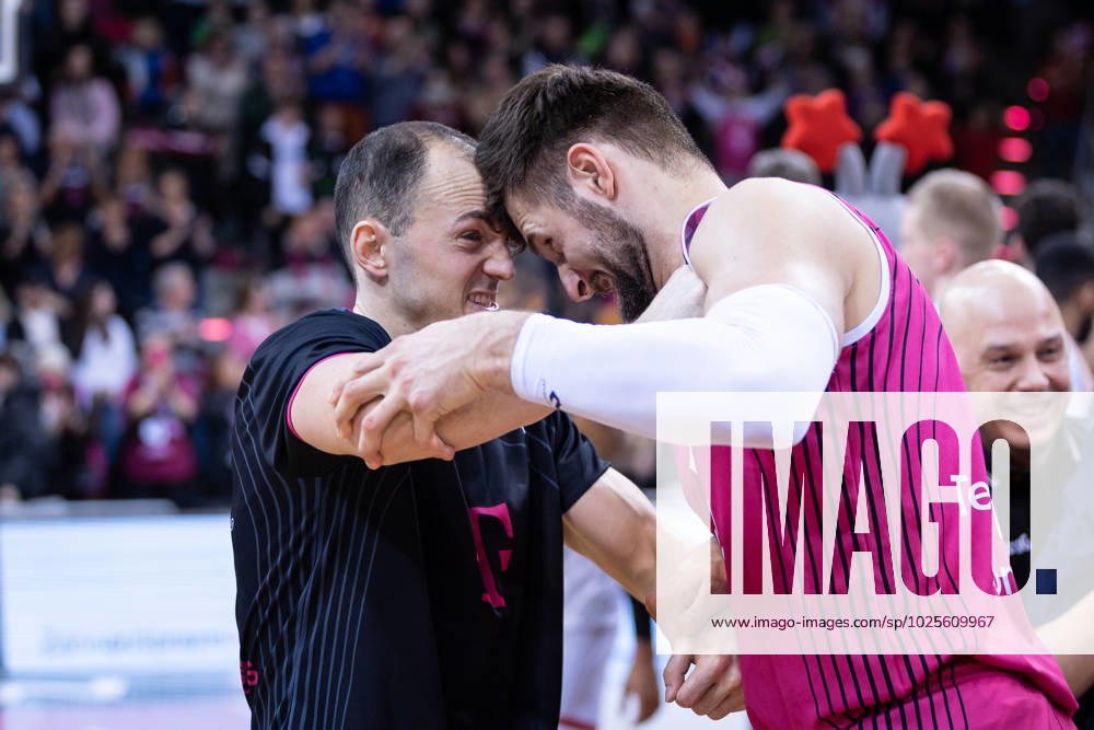 EasyCredit Basketball Bundesliga, Telekom Baskets Bonn vs. Würzburg Baskets, 11.03.2023 Karsten TADDA (Telekom Baskets Bonn 9) und Leon KRATZER (Telekom Baskets Bonn 21) feiern