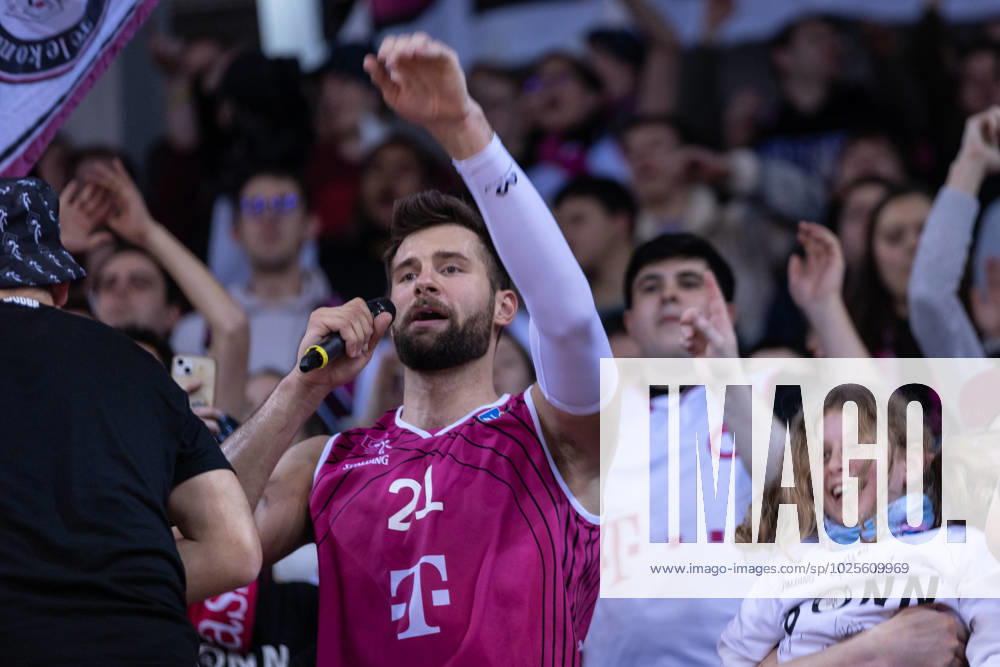 EasyCredit Basketball Bundesliga, Telekom Baskets Bonn vs. Würzburg Baskets, 11.03.2023 Leon KRATZER (Telekom Baskets Bonn 21)feiert im Block