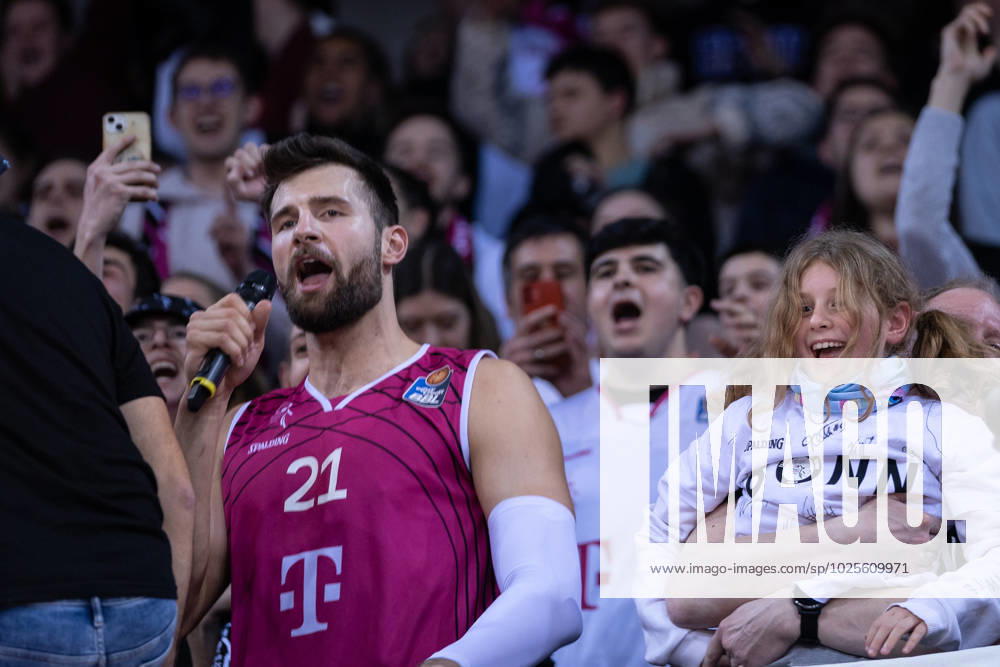 EasyCredit Basketball Bundesliga, Telekom Baskets Bonn vs. Würzburg Baskets, 11.03.2023 Leon KRATZER (Telekom Baskets Bonn 21)feiert im Block