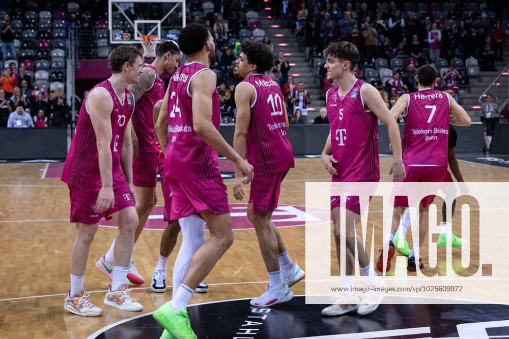 EasyCredit Basketball Bundesliga, Telekom Baskets Bonn vs. Würzburg Baskets, 11.03.2023 Das Team der Telekom Baskets tanzt zur Humba