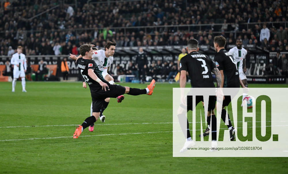 Florian Neuhaus (Borussia Moenchengladbach), li., erzielt das Tor zum 2:1 17.03.2023, Fussball GER, Saison 2022 2023, 1. Bundesliga, 25. Spieltag, Borussia Mönchengladbach - SV Werder Bremen, Moenchengladbach Borussia Park Nordrhein Westfalen Deutschland