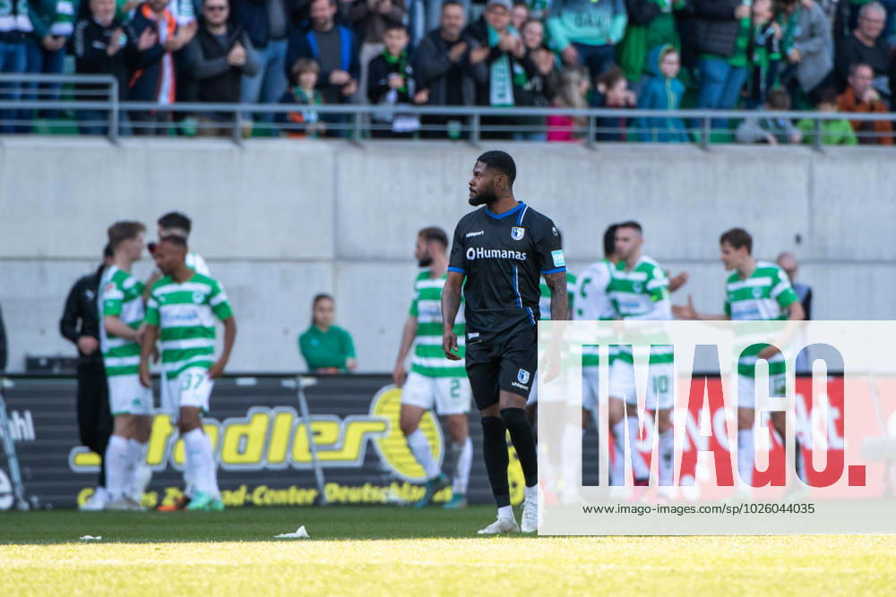 Moritz-Broni Kwarteng (1. FC Magdeburg, 8) aergert sich, die Fuerther um Julian Green (SpVgg Greuther Fuerth, 37)jubeln ueber das Tor zum 1:0, GER, SpVgg Greuther Fuerth vs. 1. FC Magdeburg, Fussball, 2. Bundesliga, 25. Spieltag, Spielzeit 2022 2023, 18.03.2023 DFB DFL regulations prohibit any use of photographs as image sequences and or quasi-video GER, SpVgg Greuther Fuerth vs. 1. FC Magdeburg, Fussball, 2. Bundesliga, 25. Spieltag, Spielzeit 2022 2023, 18.03.2023 Fuerth