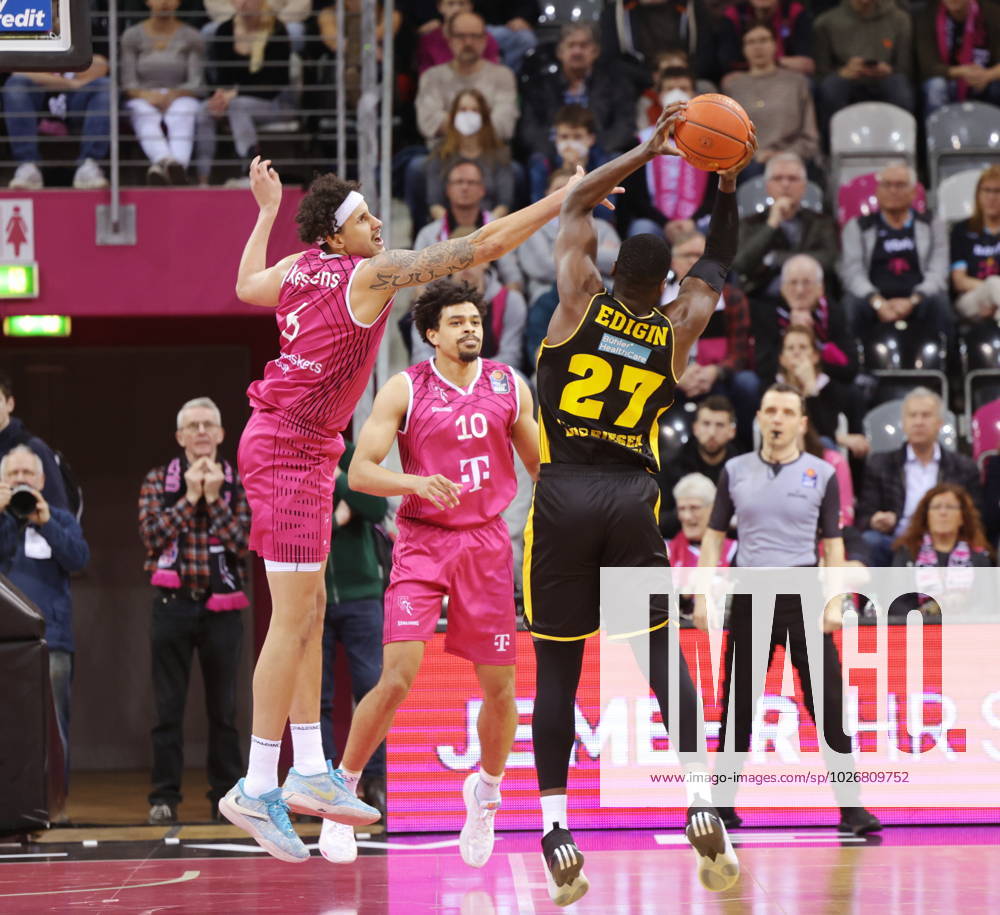 Block: Michael Kessens Telekom Baskets Bonn vs. Eddy Edigin MHP RIESEN Ludwigsburg Foto: Jörn Wolter