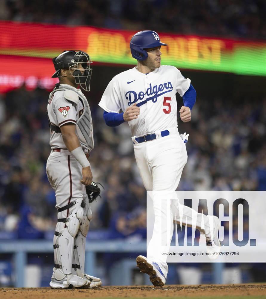 Los Angeles Dodgers first baseman Freddie Freeman (R) scores a run against the Arizona Diamondbacks during the Major League Baseball season opener Thursday at Dodgers Stadium in Los Angeles, California USA 30 March 2023. The 119th edition of the Major League Baseball season, which begins this March 30, has been marked by the goodbye hinted at by the 39-year-old Venezuelan Miguel Cabrera, and the challenges acquired by at least 13 other Latin American ballplayers at the renew contracts or change teams. Los Angeles Dodgers vs Arizona Diamondbacks !ACHTUNG: NUR REDAKTIONELLE NUTZUNG!