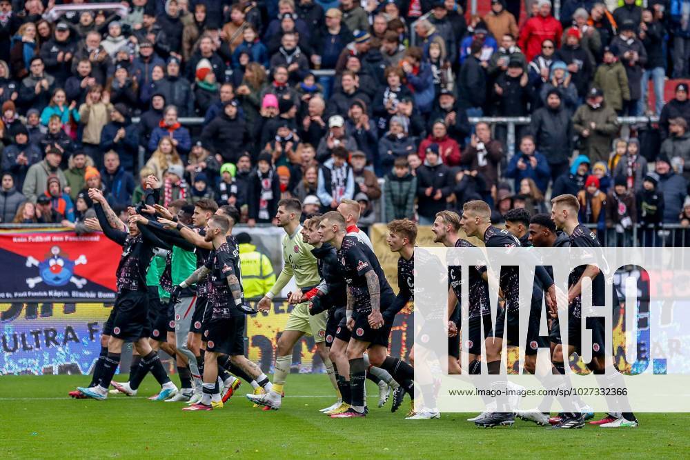 Schlussjubel der Mannschaft ( Pauli ) vor der Nordtribüne Deutschland , Hamburg , Millerntorstadion Fussball , 2. Fussball Bundesliga , FC St Pauli - SSV Jahn Regensburg