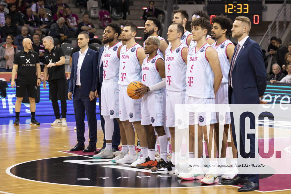 Die Mannschaft der Telekom Baskets (BON), v.l.n.r.: Assistant Coach Marko STANKOVIC, Assistant Coach Adrian KOVACS (verdeckt), Javontae HAWKINS, Tyson WARD (verdeckt), Sebastian HERRERA, Deane WILLIAMS, TJ SHORTS II, Leon KRATZER, Karsten TADDA, Michael KESSENS (verdeckt), Zach ENSMINGER, Collin MALCOLM und Head Coach Tuomas IISALO, vor dem Spiel. Endstand 76:77, Basketball Champions League Telekom Baskets Bonn-SIG Strasbourg BON vs SIG Playoffs Quarter-Final - Viertelfinale 1. Spiel, im T E L E K O M D O M E, am 05.04.2023 Â