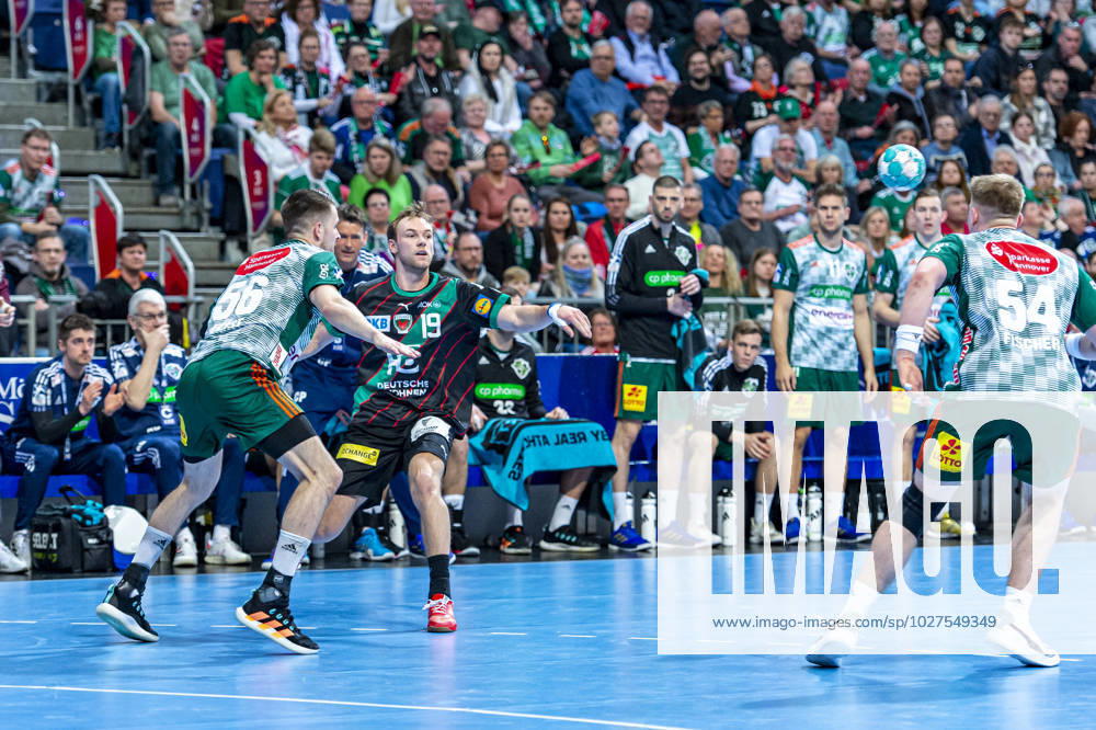 (v.l.), TSV Hannover-Burgdorf (grün) gegen Füchse Berlin (schwarz) am 26. Spieltag der Saison 2022 2023 in der LIQUI MOLY Handball-Bundesliga (06.04.2023, ZAG Arena (Hannover, GER),