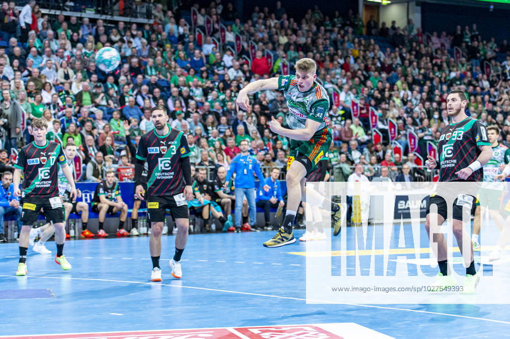 (v.l.), TSV Hannover-Burgdorf (grün) gegen Füchse Berlin (schwarz) am 26. Spieltag der Saison 2022 2023 in der LIQUI MOLY Handball-Bundesliga (06.04.2023, ZAG Arena (Hannover, GER),