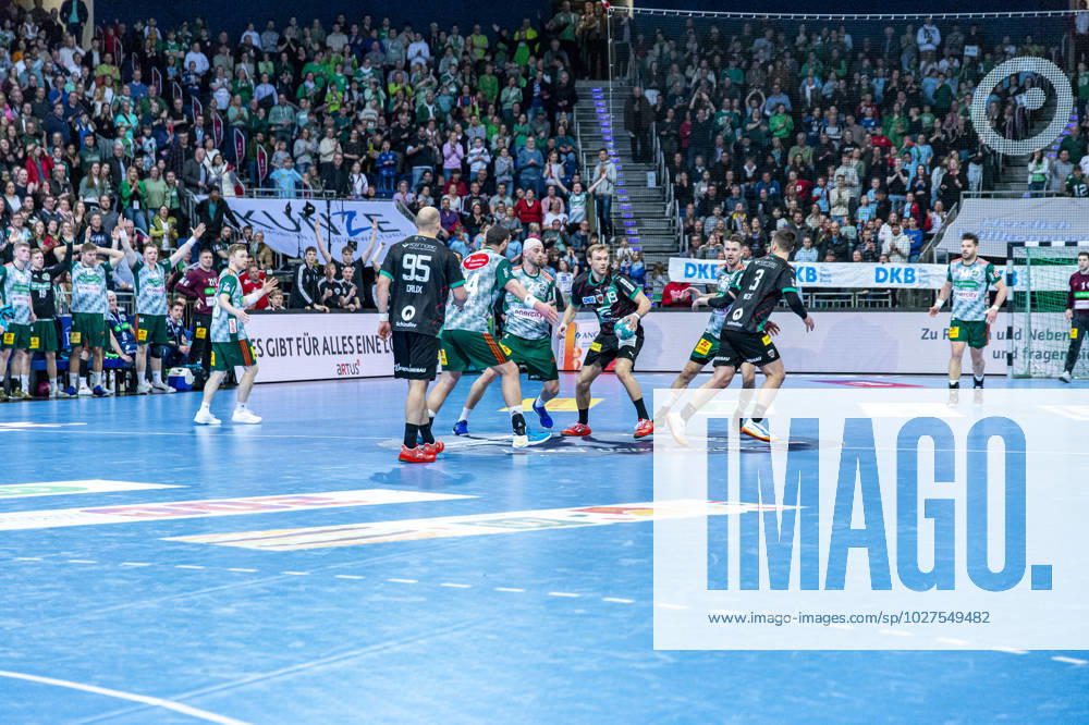 (v.l.), TSV Hannover-Burgdorf (grün) gegen Füchse Berlin (schwarz) am 26. Spieltag der Saison 2022 2023 in der LIQUI MOLY Handball-Bundesliga (06.04.2023, ZAG Arena (Hannover, GER),