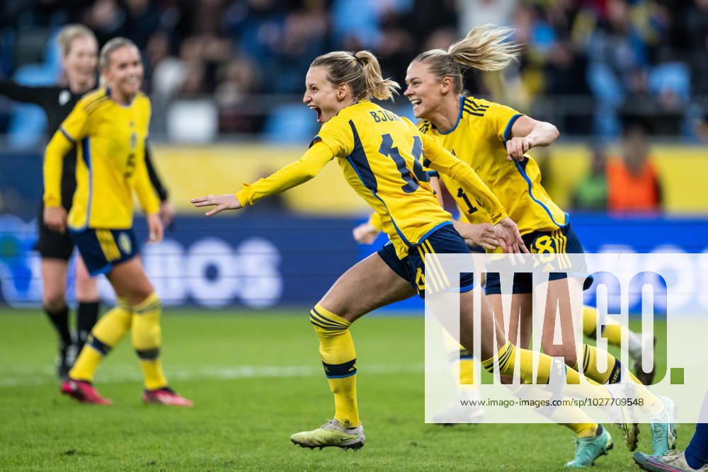 Nathalie Björn of Sweden celebrates after scoring 2-2 during the International Friendly, Länderspiel, Nationalmannschaft football match between Sweden and Norway on April 11, 2023 in Göteborg. Photo: Carl Sandin BILDBYRAN kod CS JJ0272 fotboll football soccer fotball träningslandskamp international friendly sverige a sweden norge norway dam bbeng jubel