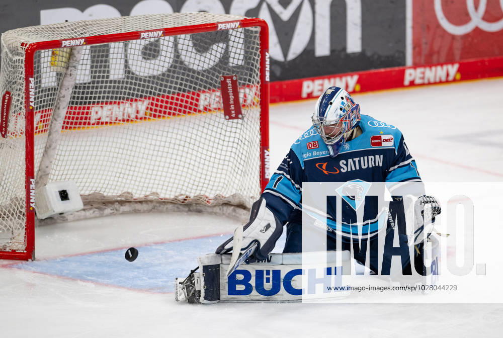 Jonas Stettmer (Torwart, ERC Ingolstadt Panther, 1) wehrt einen Puck ab. ERC Ingolstadt gegen EHC Red Bull Muenchen, Eishockey, DEL, Playoffs, Finale Spiel 2, Saison 2022 2023, 16.04.2023. ERC Ingolstadt gegen EHC Red Bull Muenchen, Eishockey, DEL, Playoffs, Finale Spiel 2, Saison 2022 2023, 16.04.2023. Ingolstadt