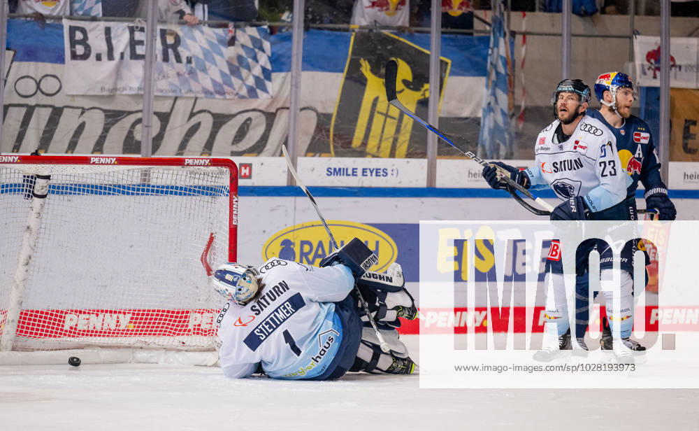 Jonas Stettmer (Torwart, ERC Ingolstadt Panther, 1) und Maury Edwards (ERC Ingolstadt Panther, 23) sind geschlagen, der Puck liegt zum 1:1 - Ausgleich durch Ben Smith (EHC Red Bull Muenchen, 12, rechts) im Tor. EHC Red Bull Muenchen gegen ERC Ingolstadt, Eishockey, DEL, Playoffs, Finale Spiel 3, Saison 2022 2023, 18.04.2023. EHC Red Bull Muenchen gegen ERC Ingolstadt, Eishockey, DEL, Playoffs, Finale Spiel 3, Saison 2022 2023, 18.04.2023. Muenchen