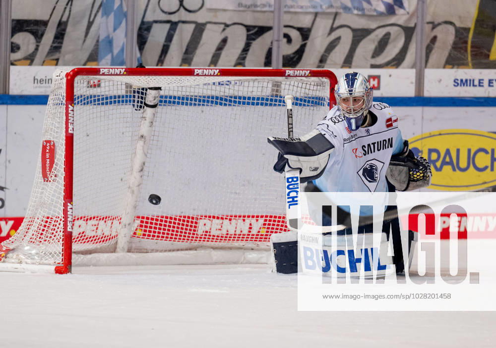 Jonas Stettmer (Torwart, ERC Ingolstadt Panther, 1) wehrt einen Puck ab. EHC Red Bull Muenchen gegen ERC Ingolstadt, Eishockey, DEL, Playoffs, Finale Spiel 3, Saison 2022 2023, 18.04.2023. EHC Red Bull Muenchen gegen ERC Ingolstadt, Eishockey, DEL, Playoffs, Finale Spiel 3, Saison 2022 2023, 18.04.2023. Muenchen