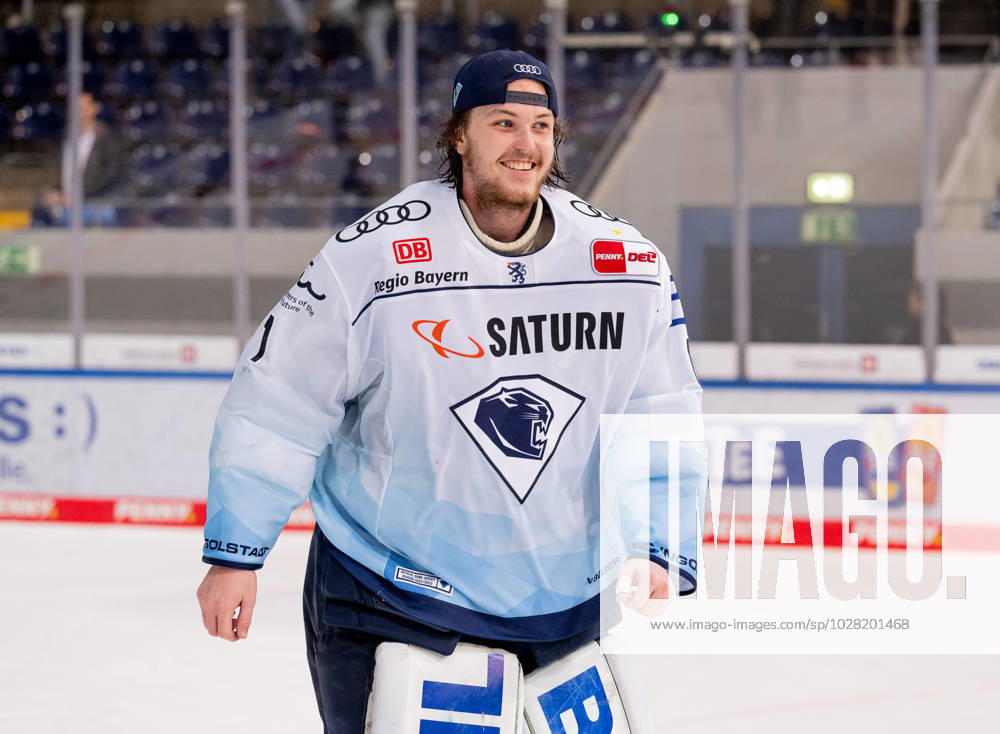 Jonas Stettmer (Torwart, ERC Ingolstadt Panther, 1) strahlt nach dem Sieg. EHC Red Bull Muenchen gegen ERC Ingolstadt, Eishockey, DEL, Playoffs, Finale Spiel 3, Saison 2022 2023, 18.04.2023. EHC Red Bull Muenchen gegen ERC Ingolstadt, Eishockey, DEL, Playoffs, Finale Spiel 3, Saison 2022 2023, 18.04.2023. Muenchen