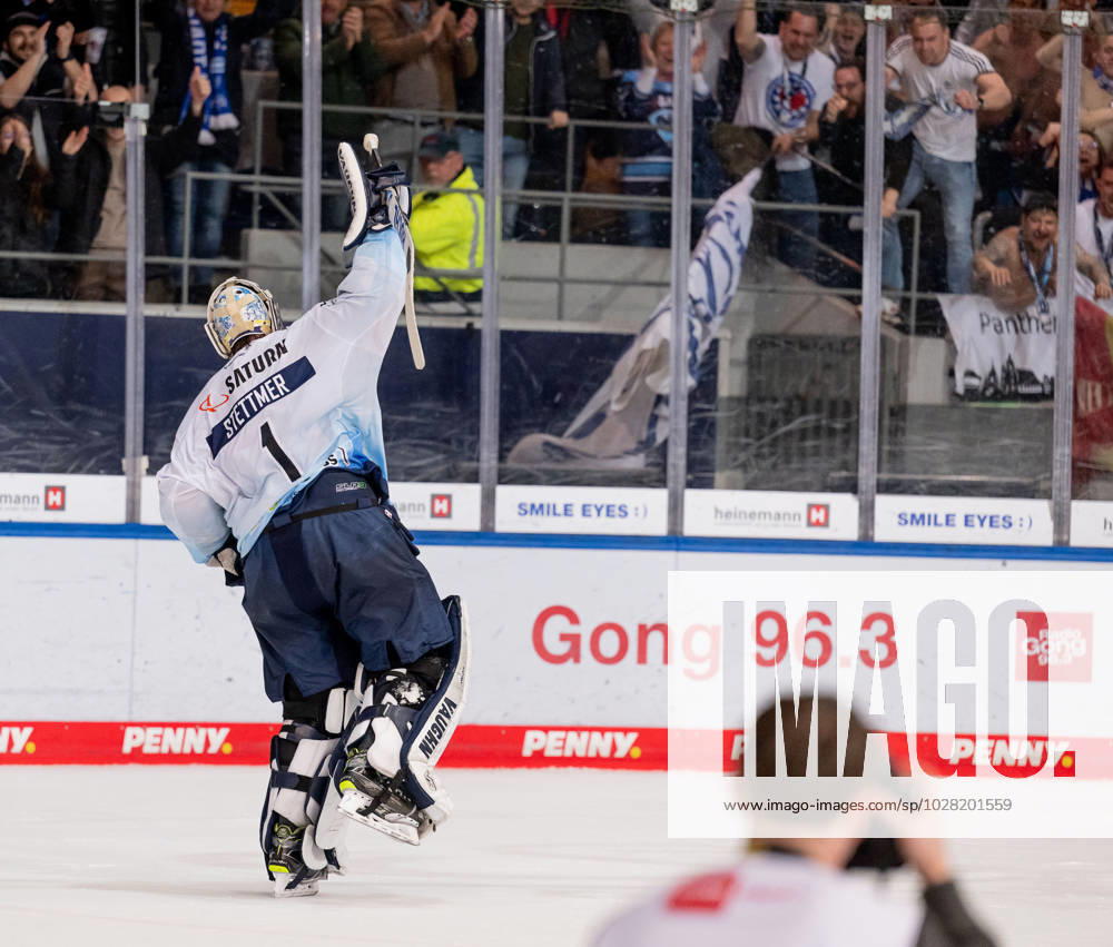 Jonas Stettmer (Torwart, ERC Ingolstadt Panther, 1) feiert mit den Fans den Sieg. EHC Red Bull Muenchen gegen ERC Ingolstadt, Eishockey, DEL, Playoffs, Finale Spiel 3, Saison 2022 2023, 18.04.2023. EHC Red Bull Muenchen gegen ERC Ingolstadt, Eishockey, DEL, Playoffs, Finale Spiel 3, Saison 2022 2023, 18.04.2023. Muenchen