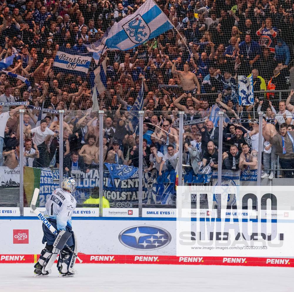 Jonas Stettmer (Torwart, ERC Ingolstadt Panther, 1) feiert mit den Fans den Sieg. EHC Red Bull Muenchen gegen ERC Ingolstadt, Eishockey, DEL, Playoffs, Finale Spiel 3, Saison 2022 2023, 18.04.2023. EHC Red Bull Muenchen gegen ERC Ingolstadt, Eishockey, DEL, Playoffs, Finale Spiel 3, Saison 2022 2023, 18.04.2023. Muenchen
